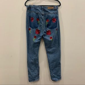 Rose embroidered mom jeans 🌹